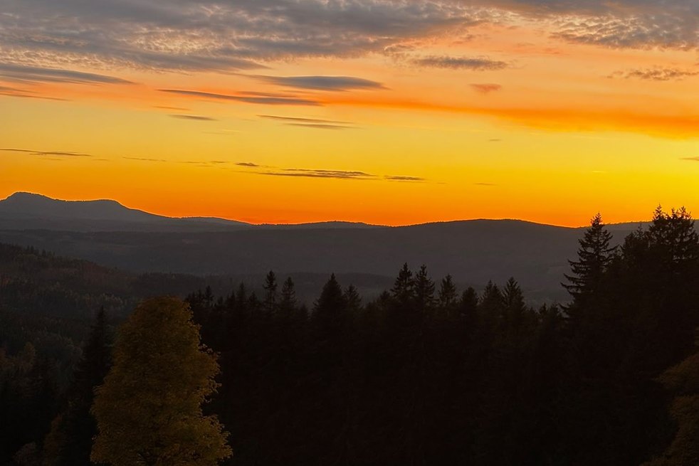 Soumrak nad hřebeny Šumavy, pohled od Kvildy